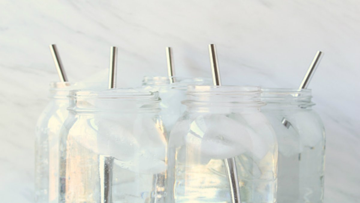 Metal Straws vs Glass Straws - Which is Better for Your Business?